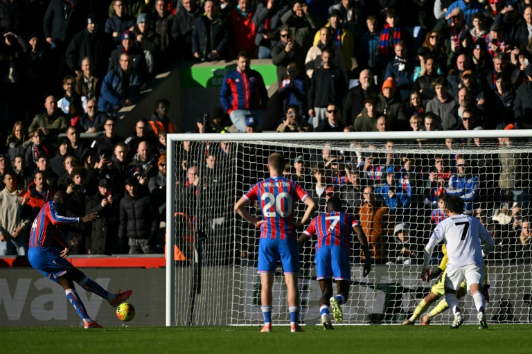 Manchester United vence Crystal Palace de virada (2-1) e sobe para 6º no Inglês