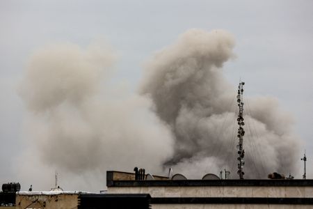 Israel diz que tem planos para pelo menos mais 3 semanas de guerra; ataques aéreos atingem Irã