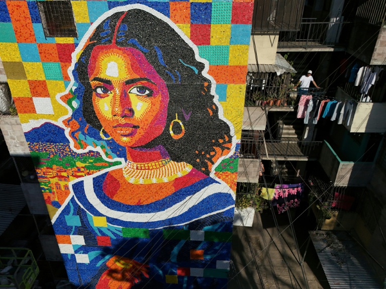 Versão da Mona Lisa com 100 mil tampas de plástico e criada em El Salvador