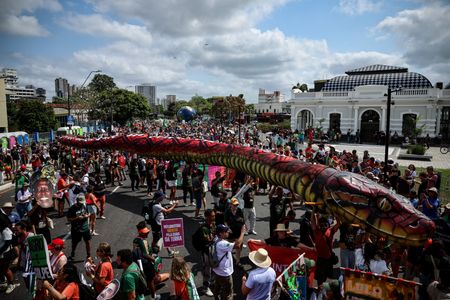 Manifestantes ambientais protestam no calor de Belém em meio à cúpula climática