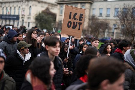 Manifestantes contra ICE protestam em Milão antes da cerimônia de abertura dos Jogos de Inverno