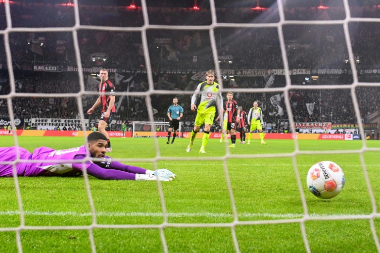 Com dois gols nos acréscimos, Dortmund e Eintracht empatam (3-3) na Bundesliga