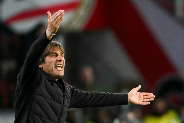 Antonio Conte é suspenso por 2 jogos por insultar equipe de arbitragem