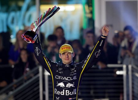 Verstappen vence em Las Vegas e aumenta chance de título na F1 com desclassificações da McLaren