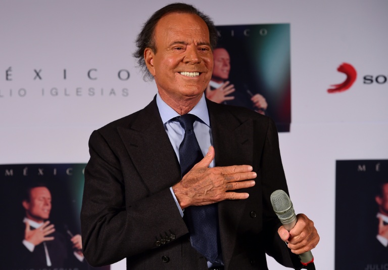 Julio Iglesias rejeita acusações de assédio sexual feitas por ex-funcionárias