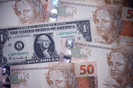 Dólar termina sessão estável, mas acumula queda de 2,17% em fevereiro