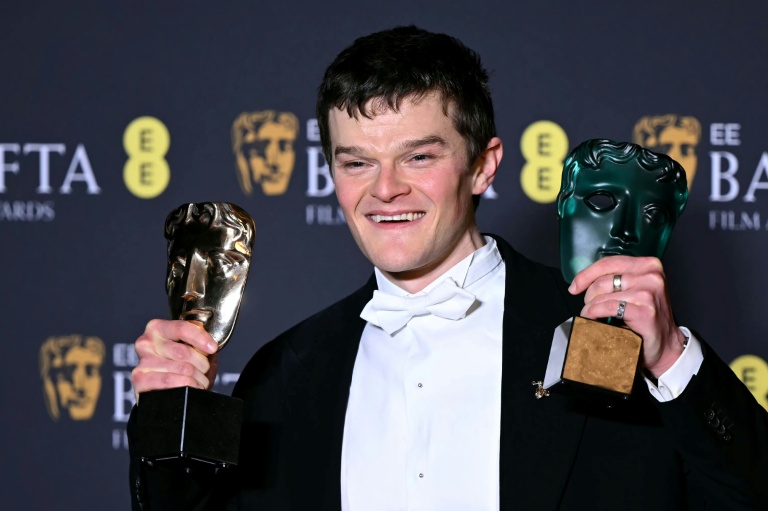 BBC pede desculpas por insulto racista gritado por pessoa com Tourette durante o Bafta