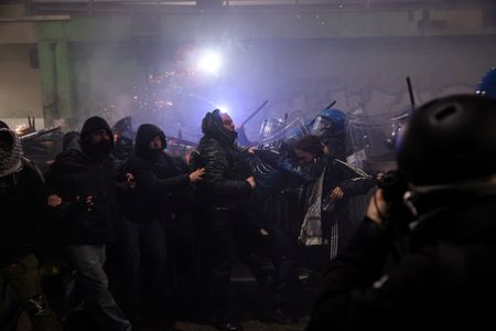 Manifestantes lançam fogos de artifício contra a polícia na cidade olímpica de Milão