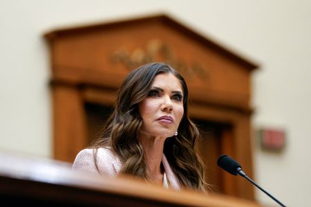 Trump demite secretária de Segurança Interna após desgaste sobre repressão à imigração e gastos