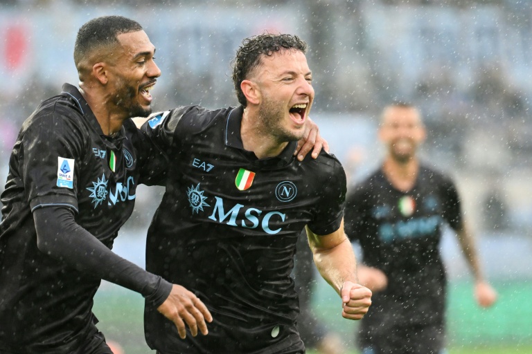 Napoli vence Lazio (2-0) fora de casa e se mantém na cola do Milan