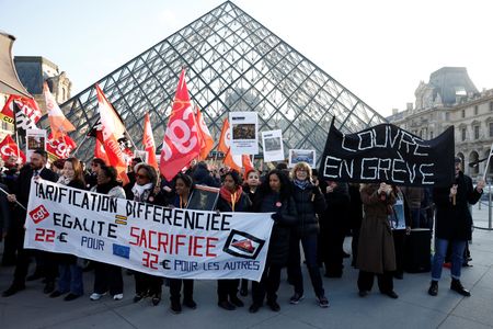 Museu do Louvre reabre parcialmente, mas funcionários votam para estender greve