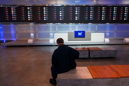 Ibovespa recua com receios sobre conflito no Oriente Médio; Petrobras limita perda