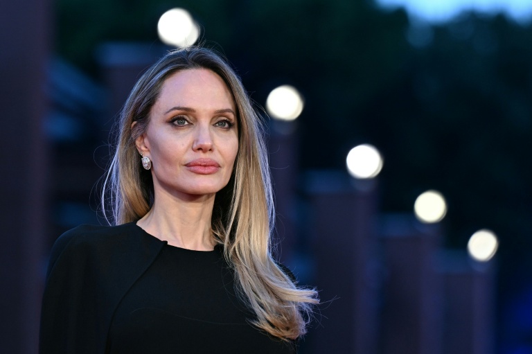 Angelina Jolie mostra cicatrizes de mastectomía na primeira edição da Time France