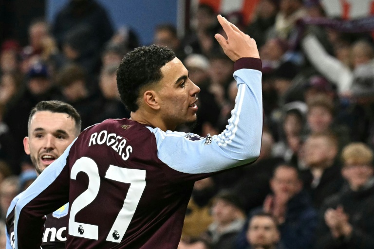 Aston Villa vence Manchester United (2-1) e se consolida em 3º na Premier League