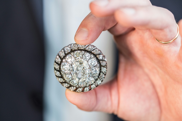 Broche de Napoleão é arrematado por mais de 3 milhões de euros na Suíça