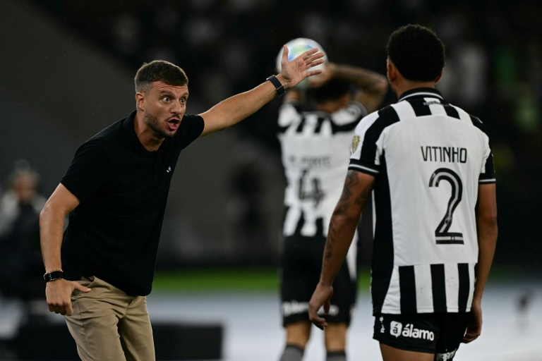 Martín Anselmi vive momento de pressão máxima no Botafogo
