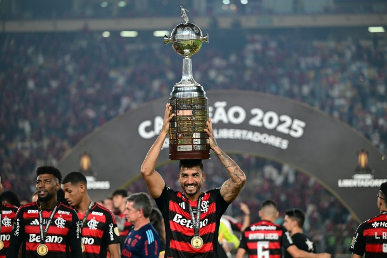 Danilo, herói do tetra do Flamengo, dedica título ao pai e à tia recém falecida