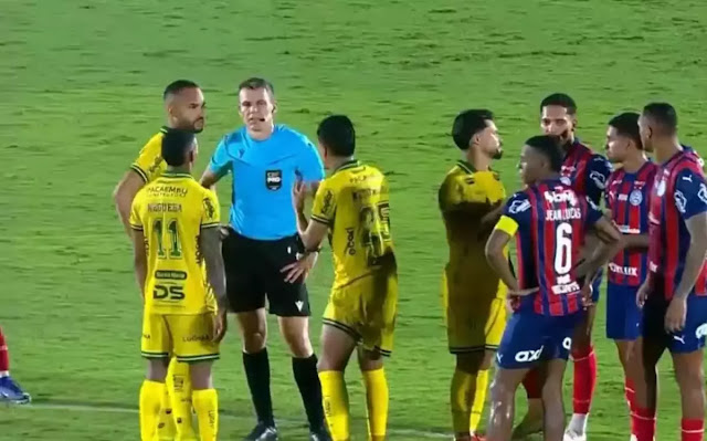 Mirassol pode ser punido por reprisar lance polêmico em telão e atrasar saída da arbitragem; entenda