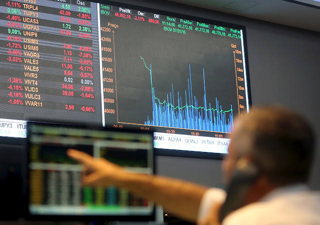 Ibovespa recua em dia de vencimento de opções e mais balanços no radar