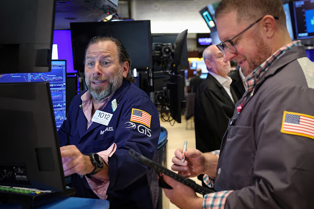 S&P 500 e Nasdaq caem enquanto os investidores lidam com balanços, riscos no Oriente Médio e tarifas