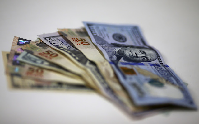Dólar à vista fecha em baixa de 0,05%, a R$5,1785 na venda