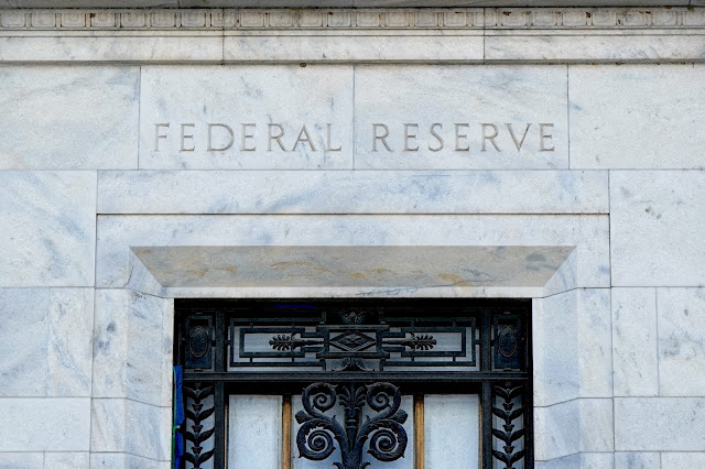 Fed mantém taxa de juros inalterada; 3 membros defenderam aumento