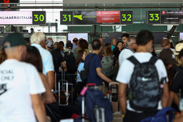 Erupção do Etna prolonga fechamento do aeroporto de Catânia, na Sicília, até sábado