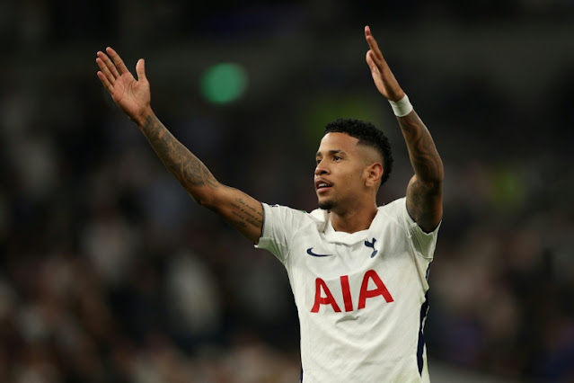 Savinho estreia no Tottenham com gol e vitória na Copa da Liga Inglesa