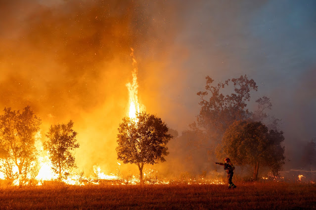Bombeiros espanhóis e franceses sentem peso do trabalho ao combater incêndios de grandes proporções