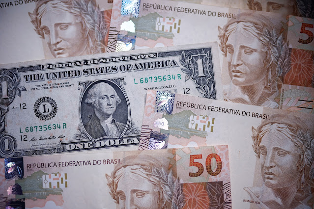 Dólar à vista fecha em queda de 1,00%, a R$4,9523 na venda