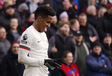 Técnico do Chelsea elogia "talento especial" de Estevão após vitória sobre Crystal Palace