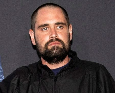 Filho do cineasta Rob Reiner comparece a tribunal sob acusação de ter assassinado os pais