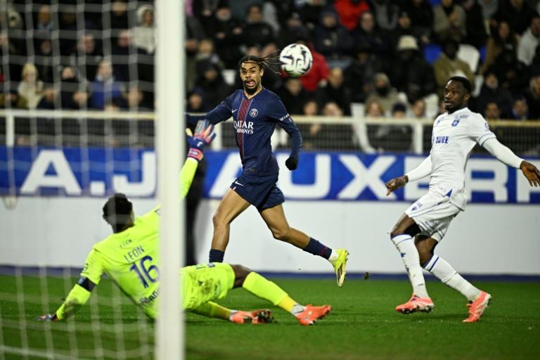 PSG vence Auxerre (1-0), assume liderança provisória, mas ainda não inspira confiança