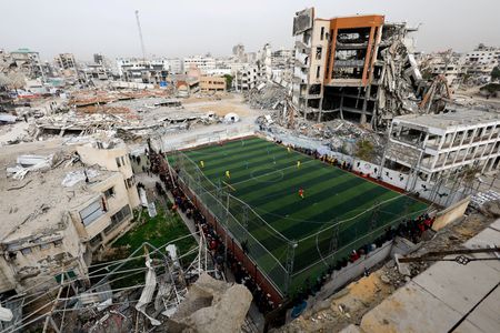 Futebol volta a campo de Gaza marcado por guerra e perdas