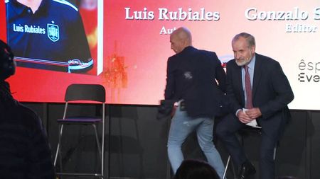 Ex-presidente da Federação Espanhola de Futebol é atacado com ovos em lançamento de livro