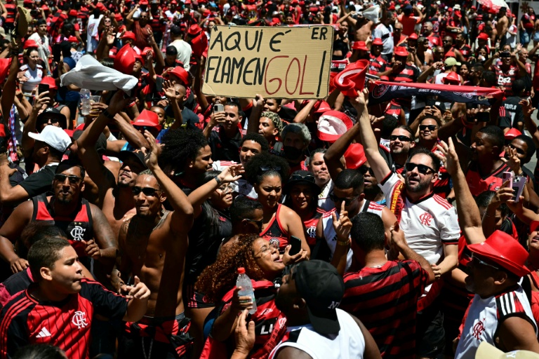 Flamengo comemora conquista do tetra da Libertadores em desfile com milhares de torcedores
