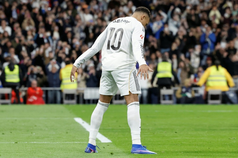 Mbappé garante vitória do Real Madrid sobre Sevilla (2-0) e iguala recorde de CR7
