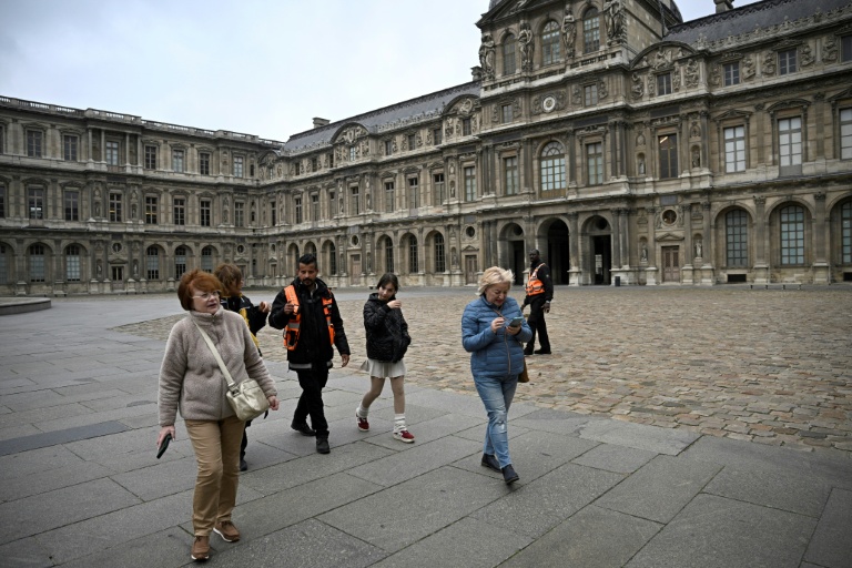 Louvre fecha galeria ao público por 'fragilidade' no edifício, anuncia o museu